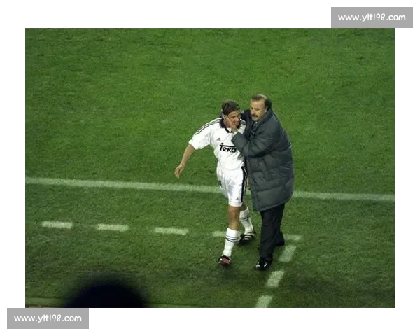 恰尔汗奥卢妻子发声：忠诚背后的利益博弈